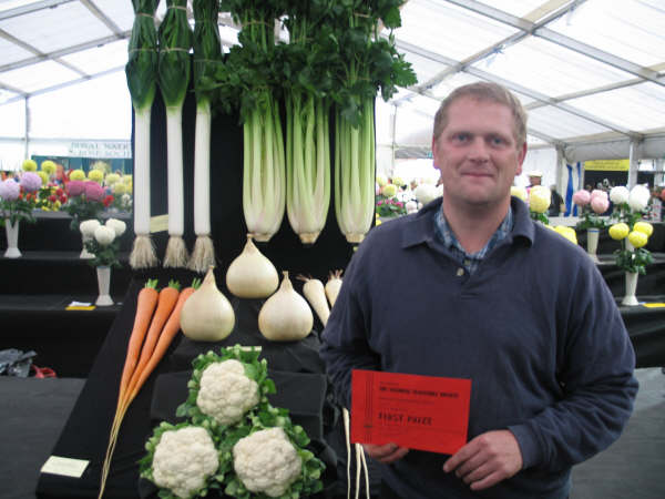 Collection of 6 vegetables, the Ayr Flwer Show Trophy