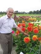 show 'n tell takes Fred's attention at cnb dahlias